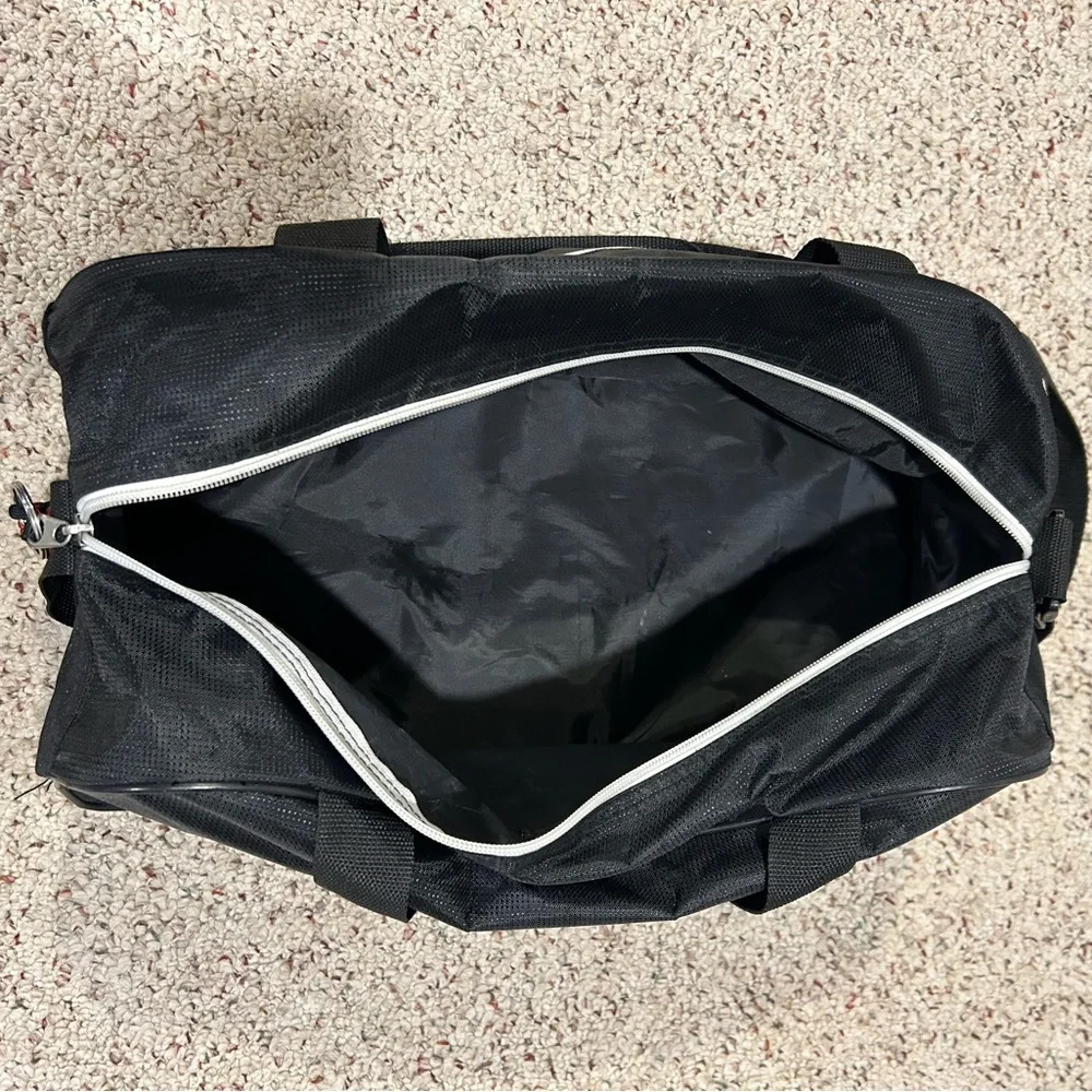 Wilson duffle bag/gym bag. Approximately 10 x 18 x 11.